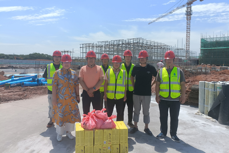 炎炎夏日送清涼，滴滴關(guān)懷沁人心