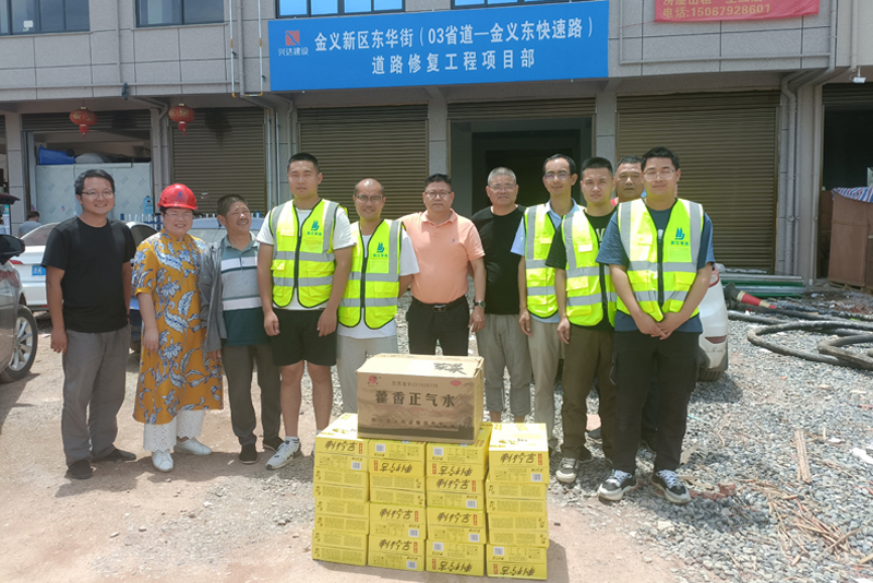 炎炎夏日送清涼，滴滴關(guān)懷沁人心